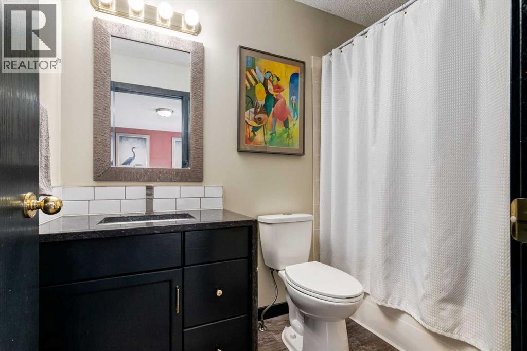 140 Stonegate Close Nw, Airdrie, AB - Indoor Photo Showing Bathroom