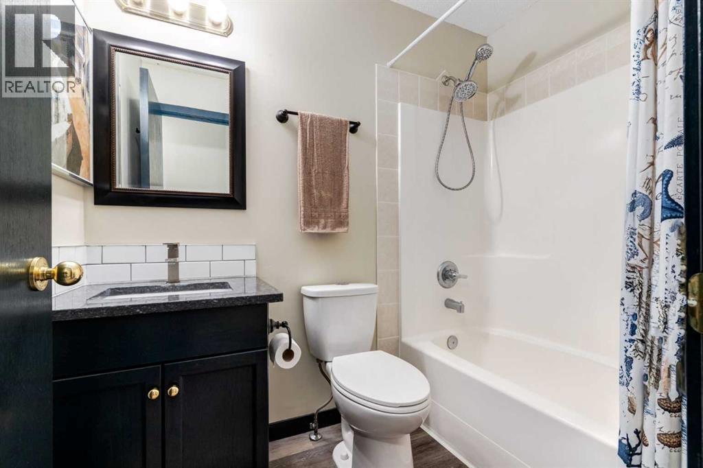140 Stonegate Close Nw, Airdrie, AB - Indoor Photo Showing Bathroom