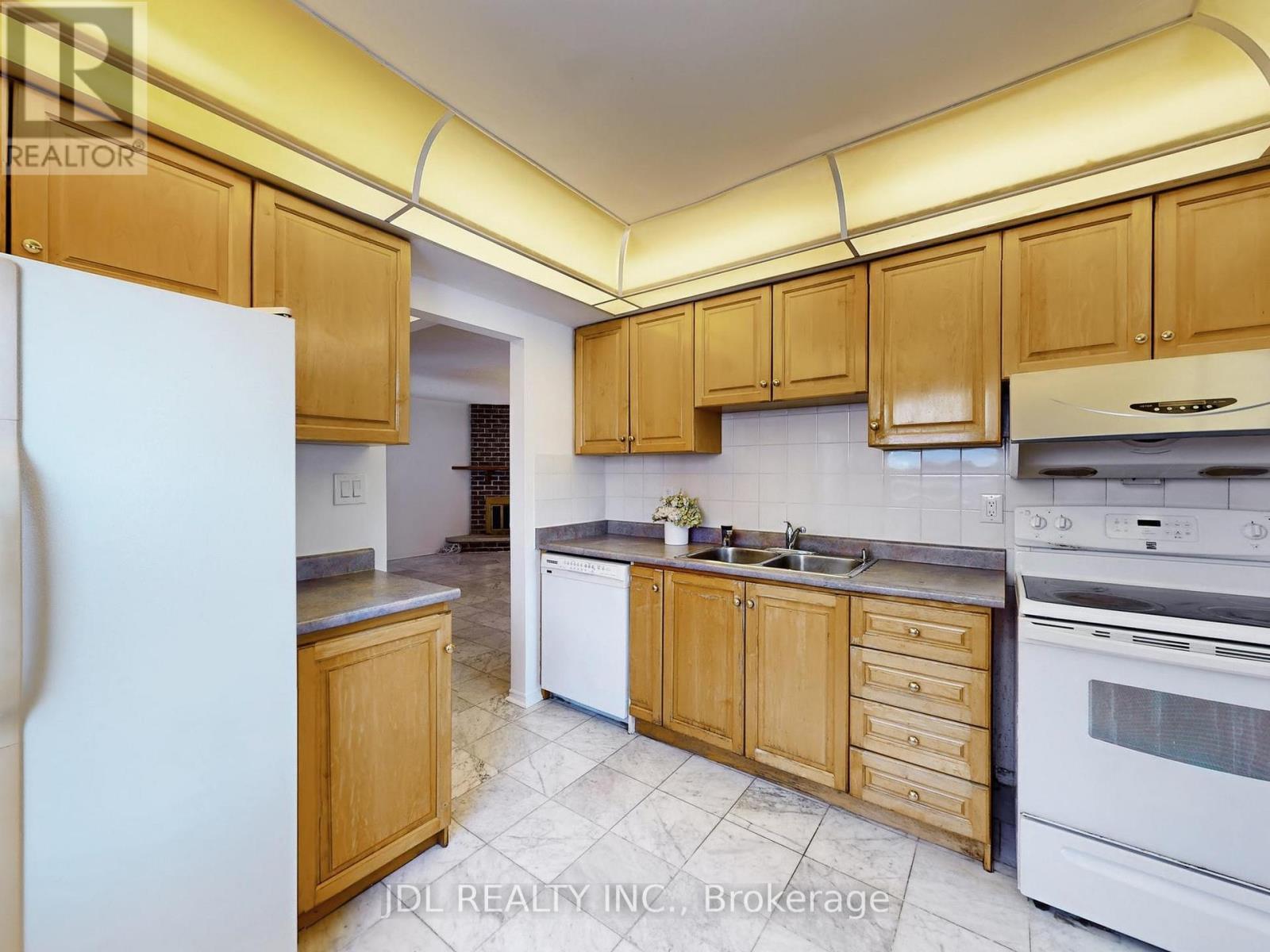 129 Appleby Crescent, Markham, ON - Indoor Photo Showing Kitchen With Double Sink