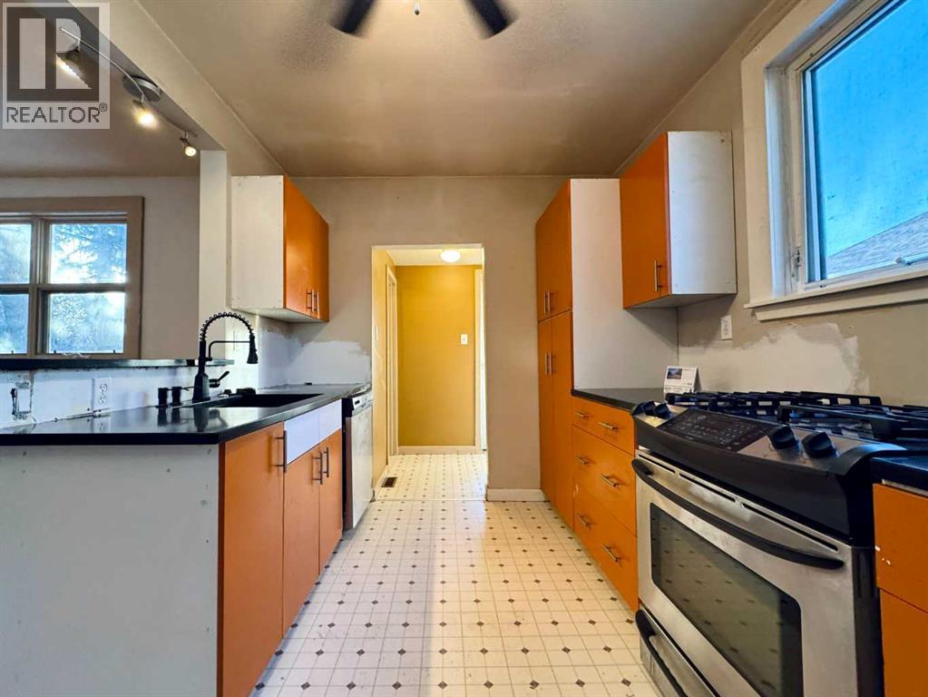 Kitchen - 718 10 Street S, Lethbridge, AB - Indoor Photo Showing Kitchen