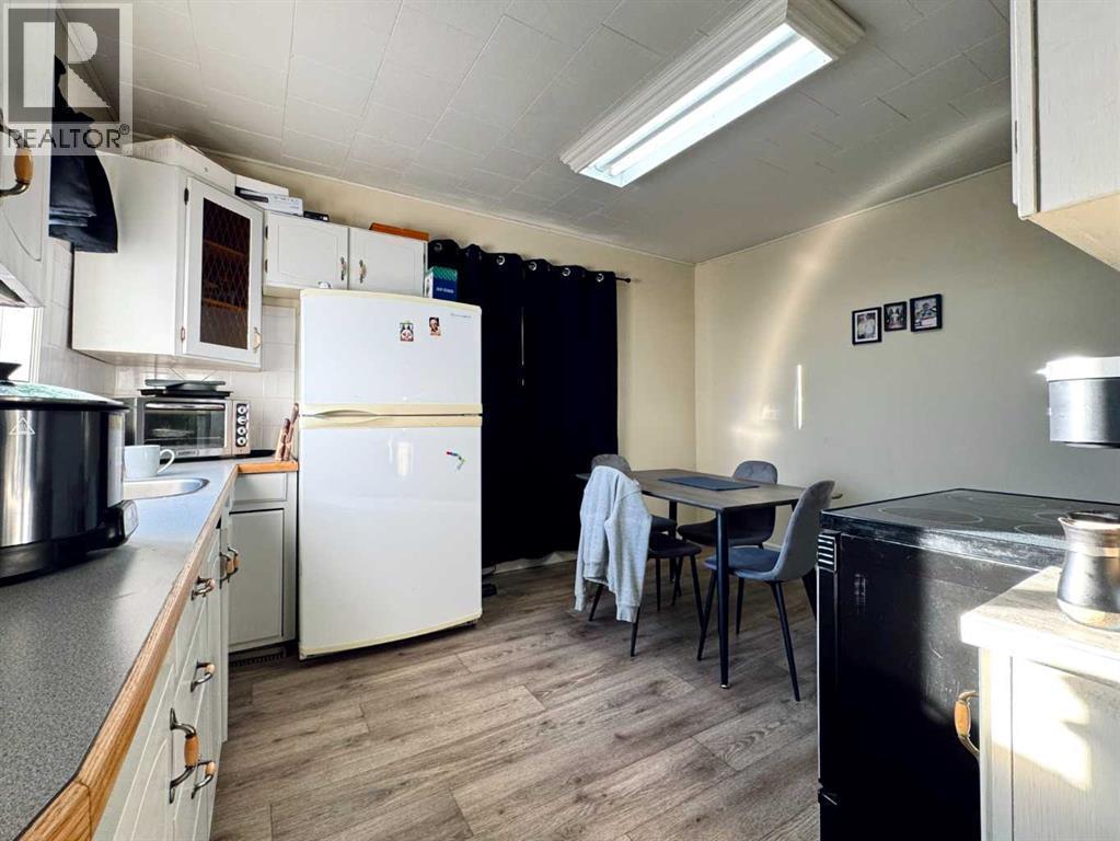 Kitchen and Dining Area - 718 10 Street S, Lethbridge, AB - Indoor Photo Showing Kitchen