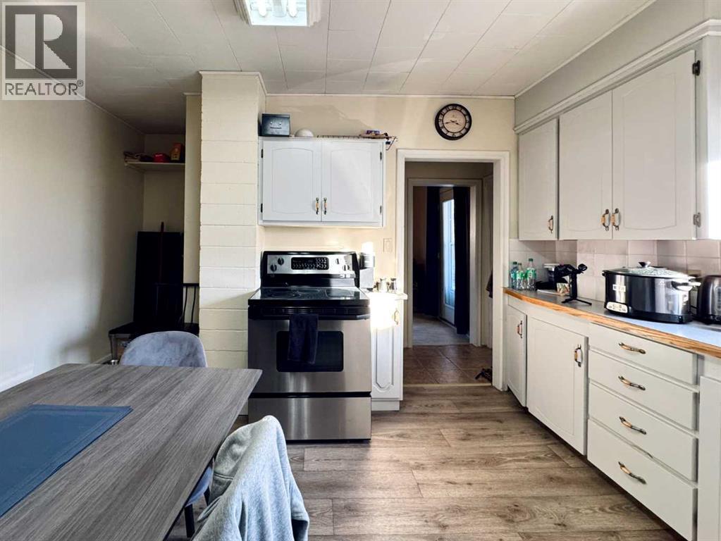 Kitchen and Dining Area - 718 10 Street S, Lethbridge, AB - Indoor Photo Showing Kitchen