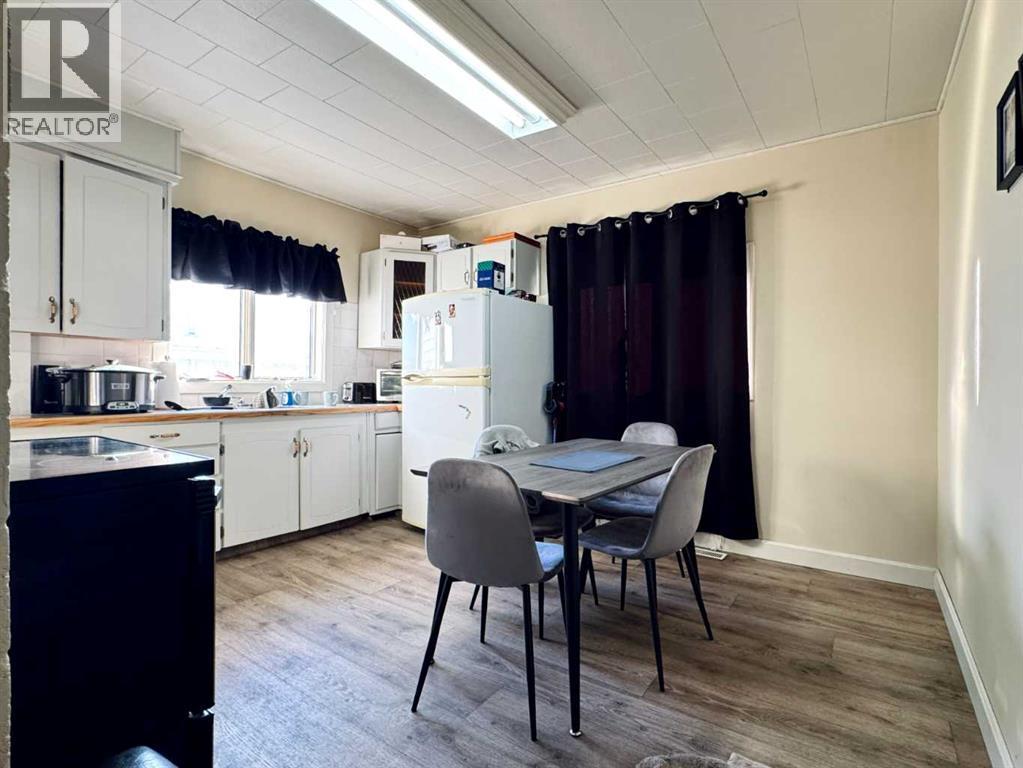 Kitchen and Dining Area - 718 10 Street S, Lethbridge, AB - Indoor