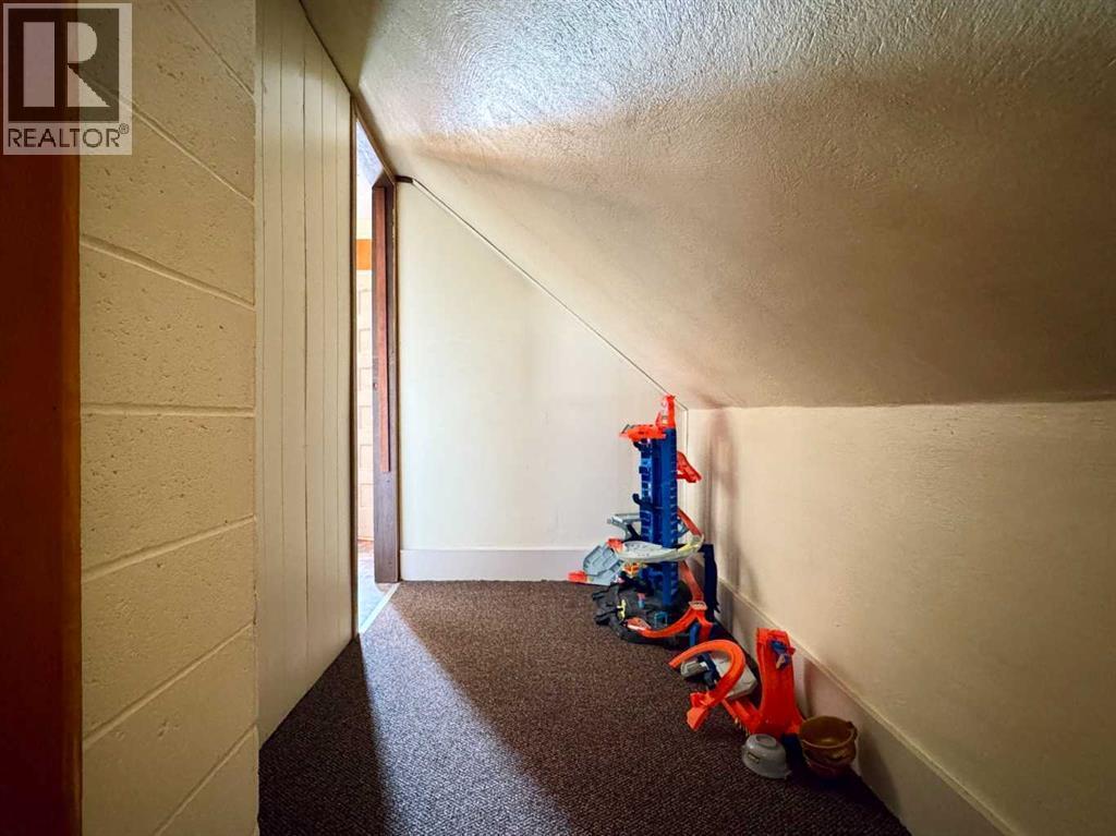 Hallway to the 4-pc Bathroom - 718 10 Street S, Lethbridge, AB - Indoor Photo Showing Other Room