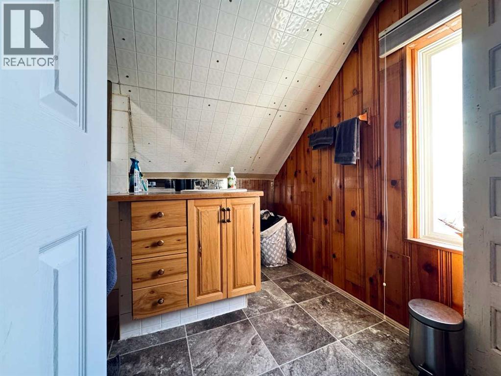 4-pc Bathroom - 718 10 Street S, Lethbridge, AB - Indoor Photo Showing Other Room