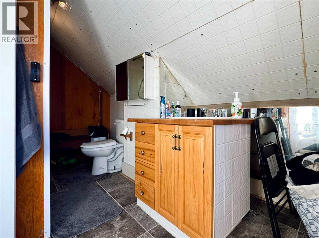 4-pc Bathroom - 718 10 Street S, Lethbridge, AB - Indoor Photo Showing Bathroom