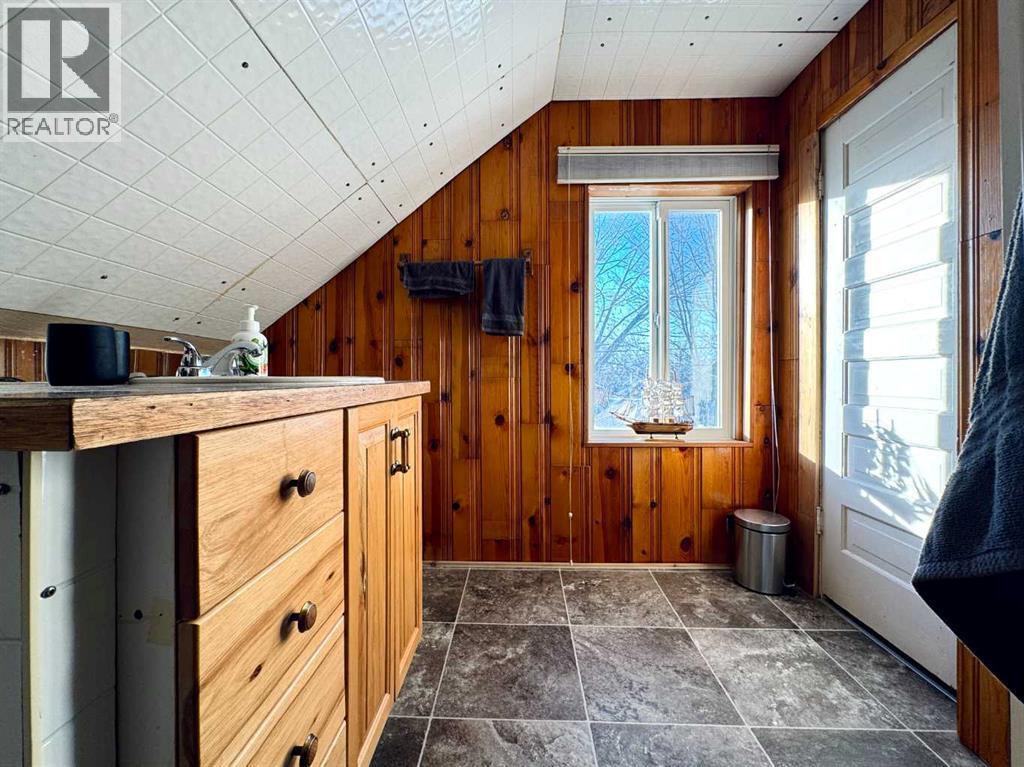 4-pc Bathroom - 718 10 Street S, Lethbridge, AB - Indoor Photo Showing Other Room