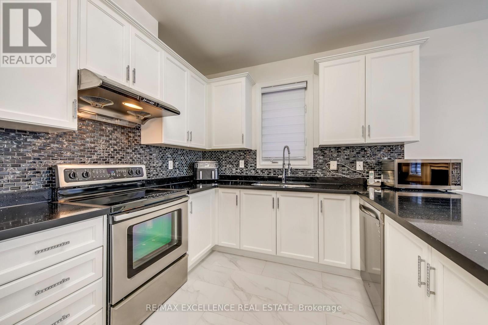 9 Natronia Trail, Brampton, ON - Indoor Photo Showing Kitchen With Stainless Steel Kitchen With Upgraded Kitchen