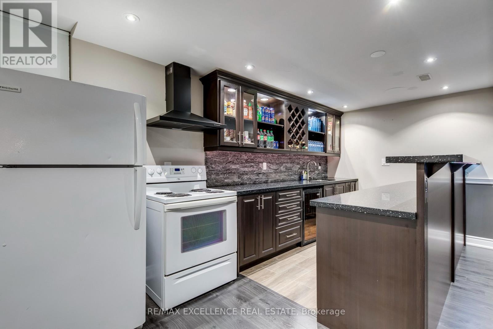 9 Natronia Trail, Brampton, ON - Indoor Photo Showing Kitchen
