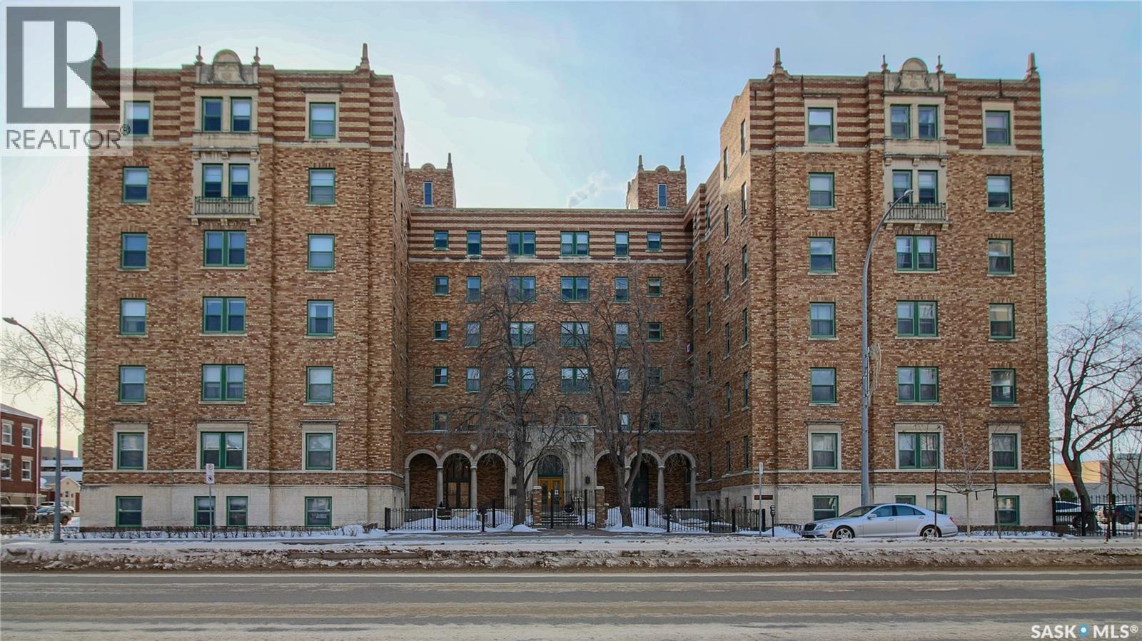 212 2305 Victoria Avenue, Regina, SK - Outdoor With Facade