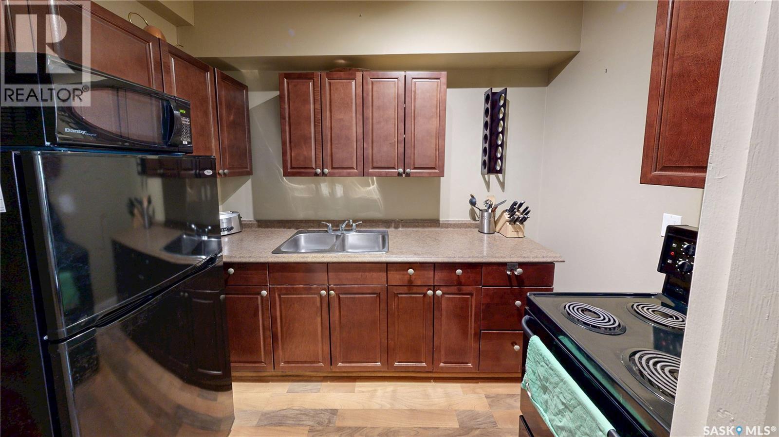 212 2305 Victoria Avenue, Regina, SK - Indoor Photo Showing Kitchen With Double Sink