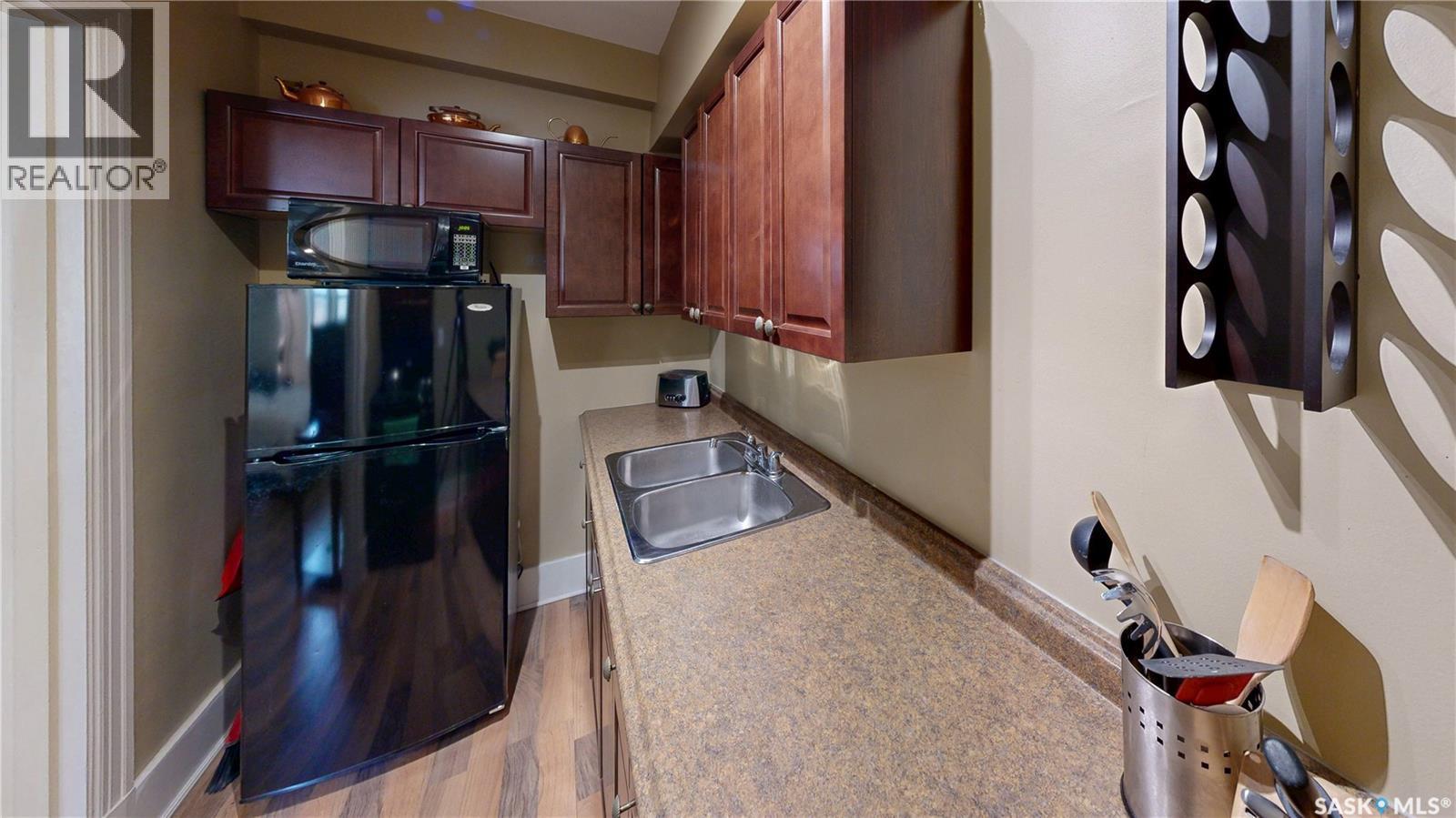 212 2305 Victoria Avenue, Regina, SK - Indoor Photo Showing Kitchen With Double Sink