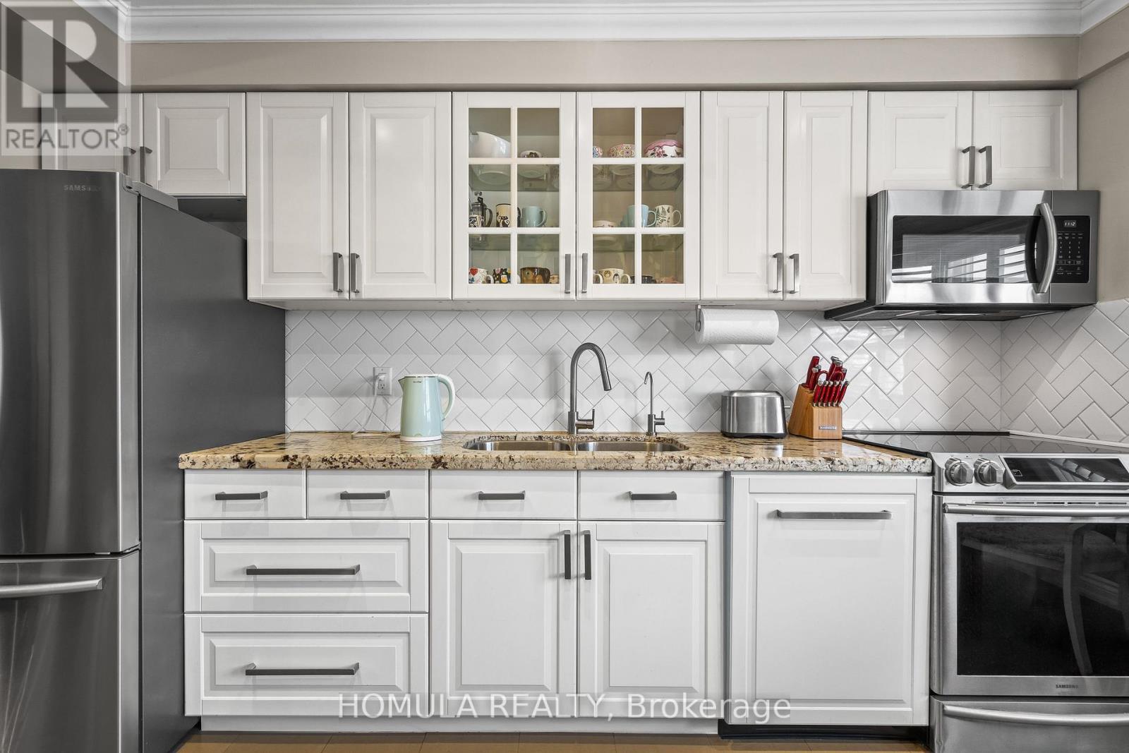 5 - 211 Woodbridge Avenue, Vaughan, ON - Indoor Photo Showing Kitchen With Stainless Steel Kitchen With Double Sink With Upgraded Kitchen