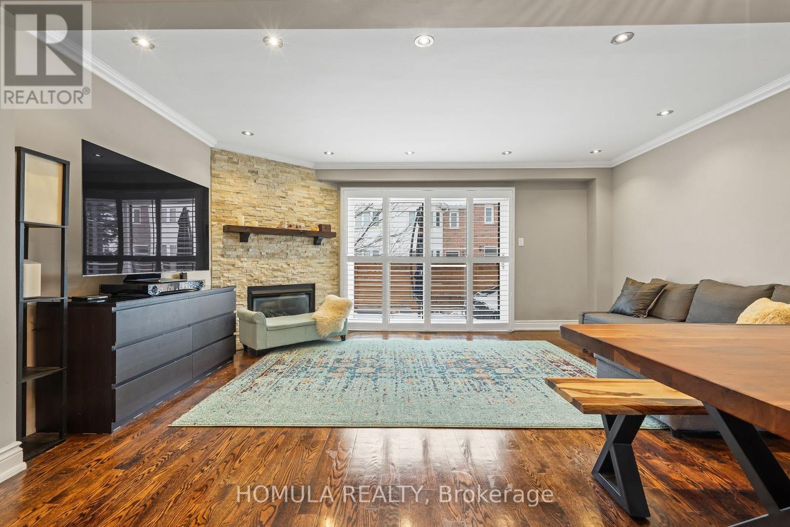 5 - 211 Woodbridge Avenue, Vaughan, ON - Indoor With Fireplace