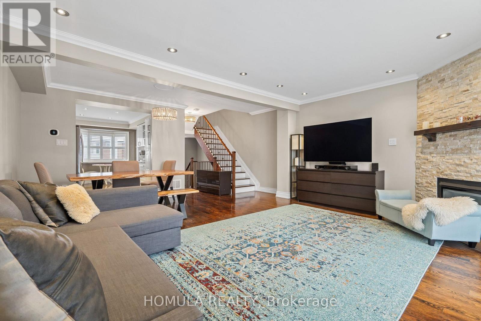 5 - 211 Woodbridge Avenue, Vaughan, ON - Indoor Photo Showing Living Room With Fireplace