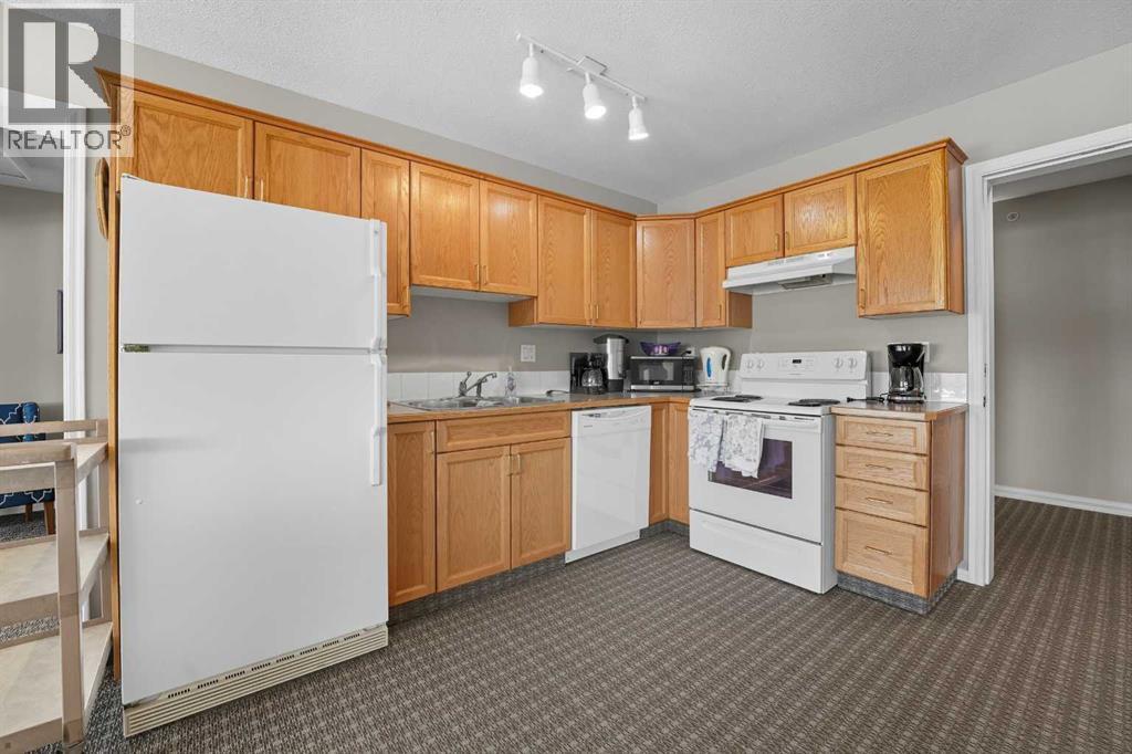 208, 6118 53 Avenue, Red Deer, AB - Indoor Photo Showing Kitchen With Double Sink