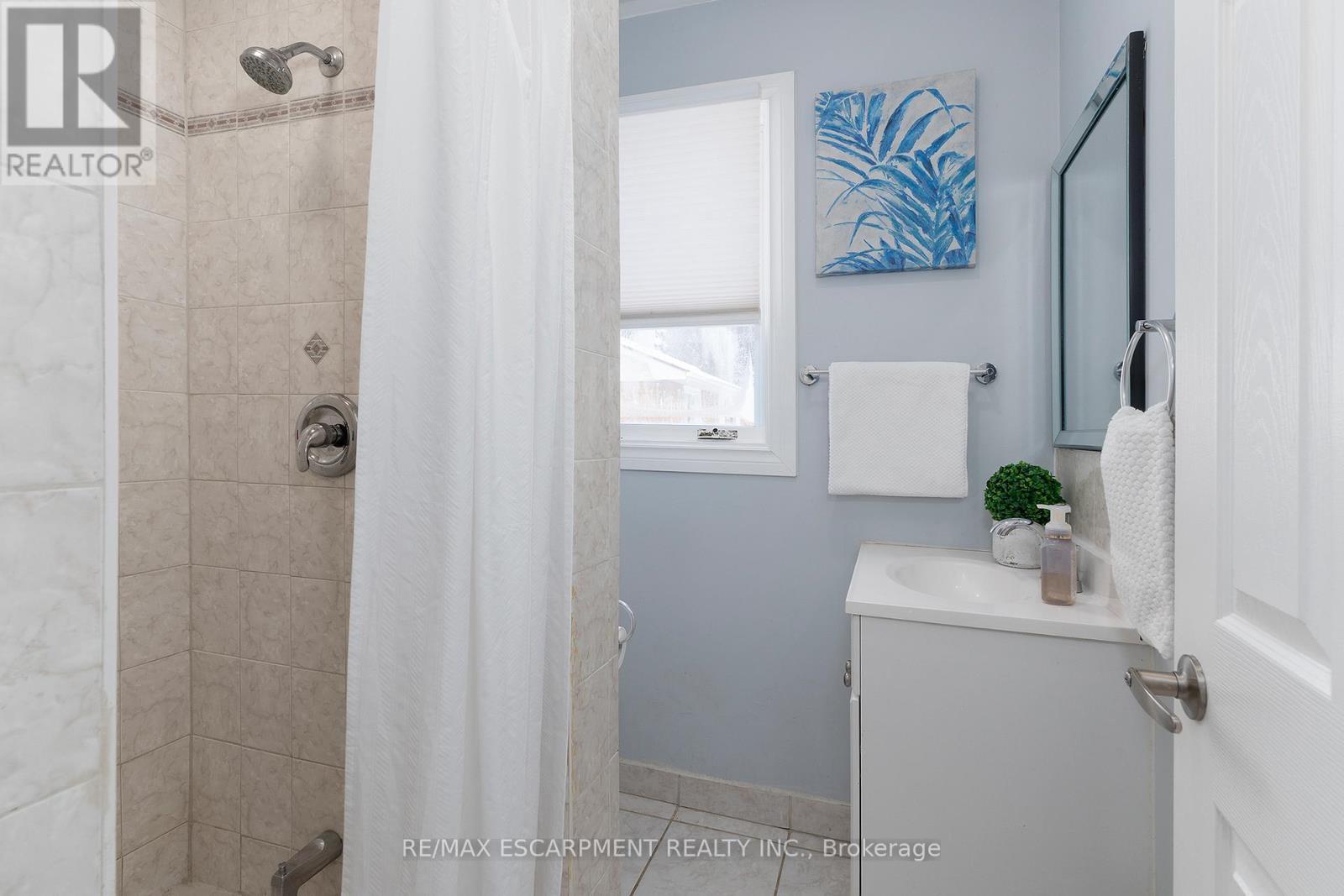 2448 Wilson Street W, Hamilton, ON - Indoor Photo Showing Bathroom