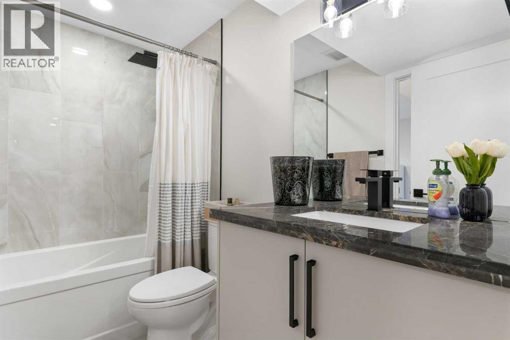 9936 Maplecreek Drive Se, Calgary, AB - Indoor Photo Showing Bathroom