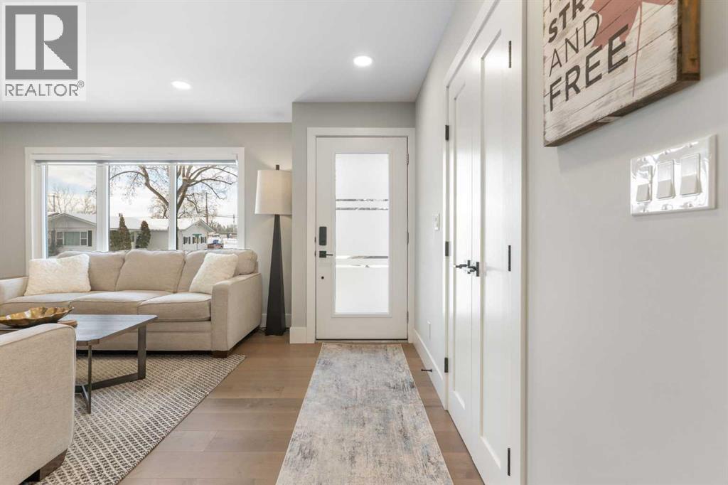 9936 Maplecreek Drive Se, Calgary, AB - Indoor Photo Showing Living Room