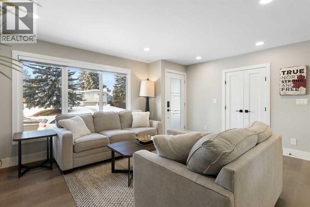 9936 Maplecreek Drive Se, Calgary, AB - Indoor Photo Showing Living Room