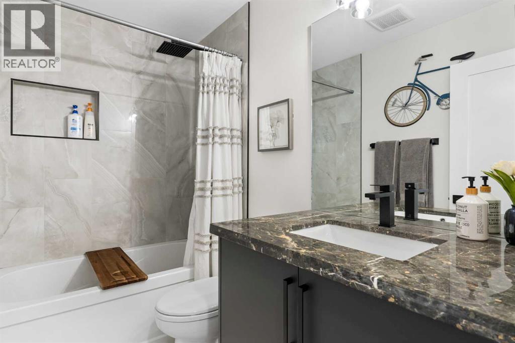 9936 Maplecreek Drive Se, Calgary, AB - Indoor Photo Showing Bathroom