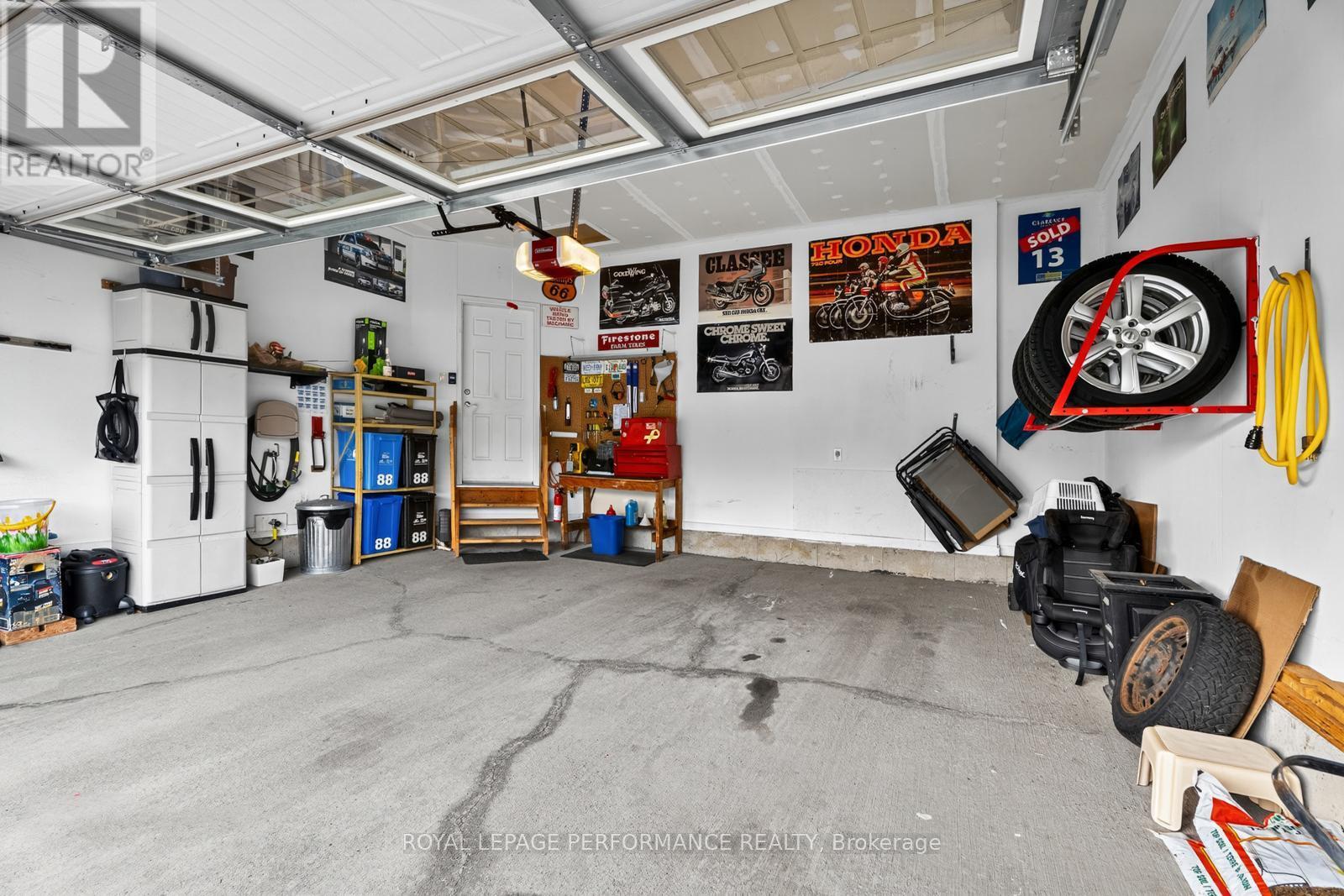 88 Des Rails Street, Clarence-Rockland, ON - Indoor Photo Showing Garage
