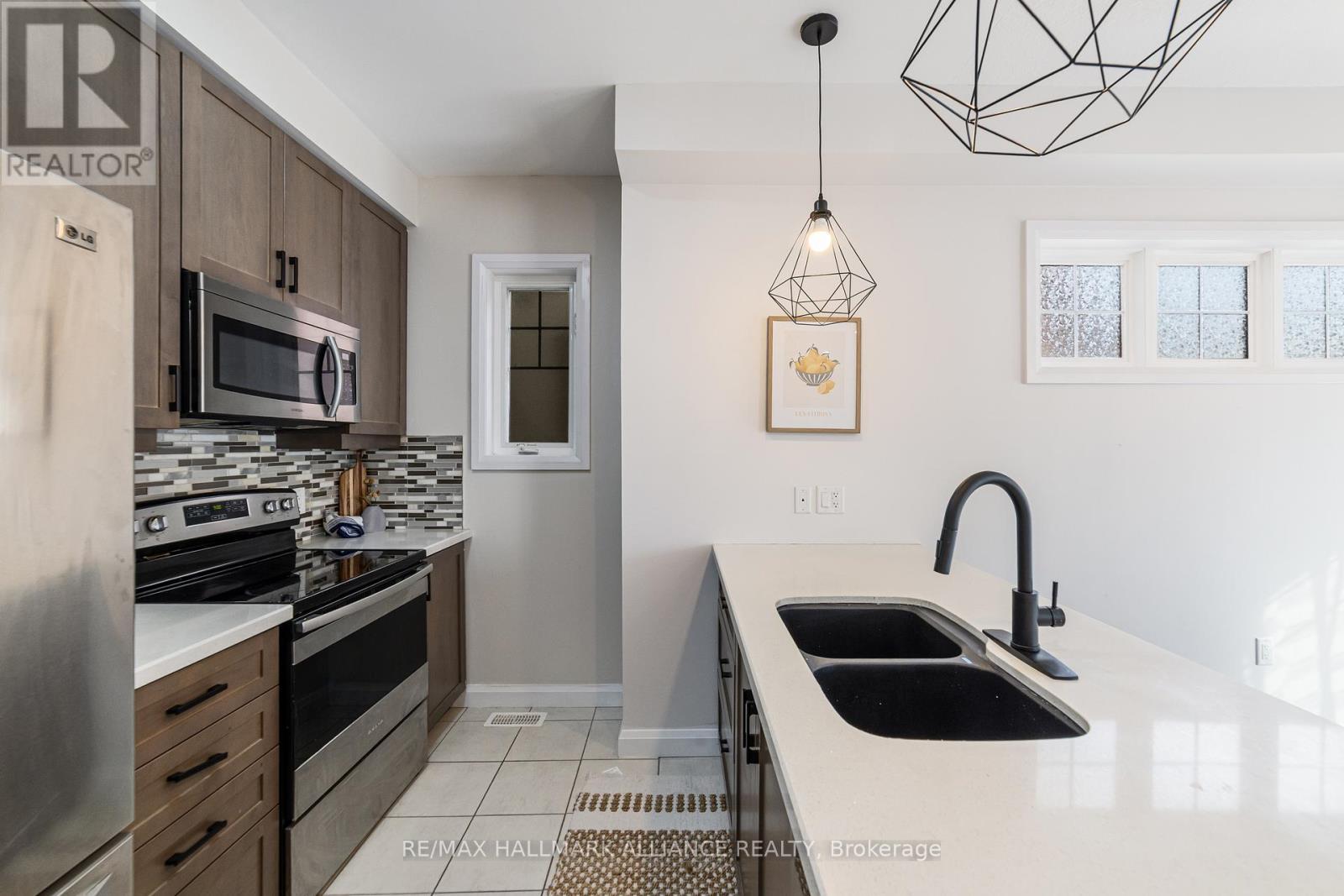 #45 - 1169 Garner Road E, Hamilton, ON - Indoor Photo Showing Kitchen With Double Sink With Upgraded Kitchen