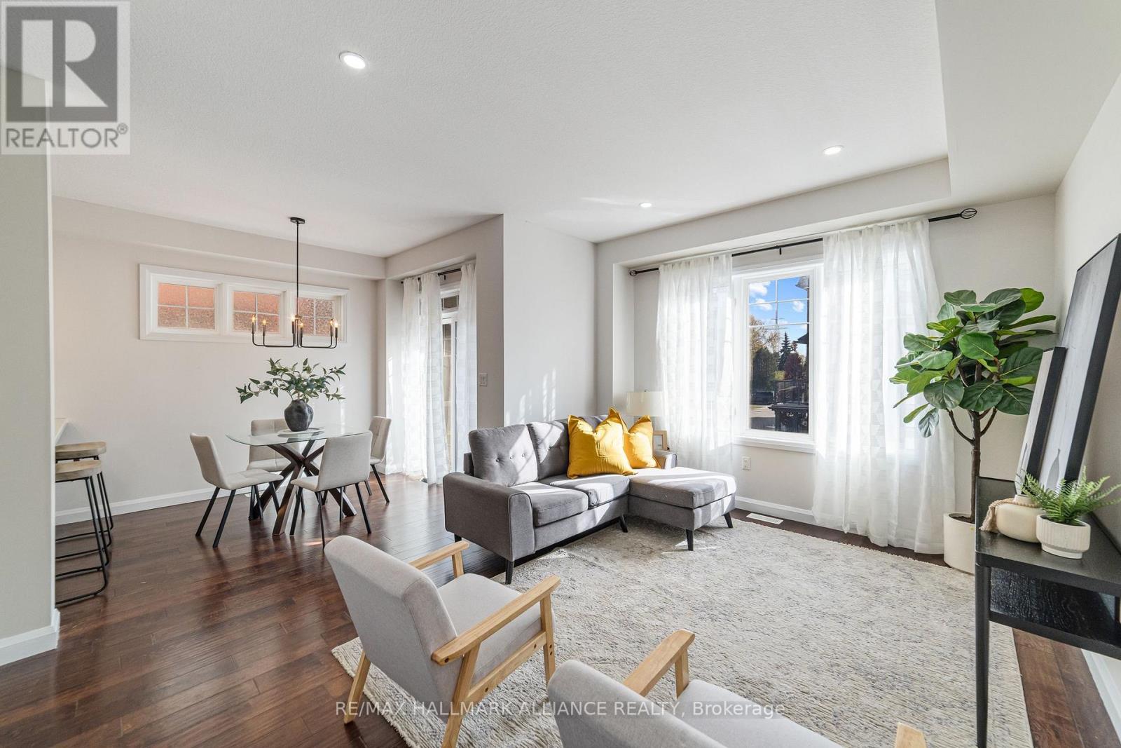 #45 - 1169 Garner Road E, Hamilton, ON - Indoor Photo Showing Living Room