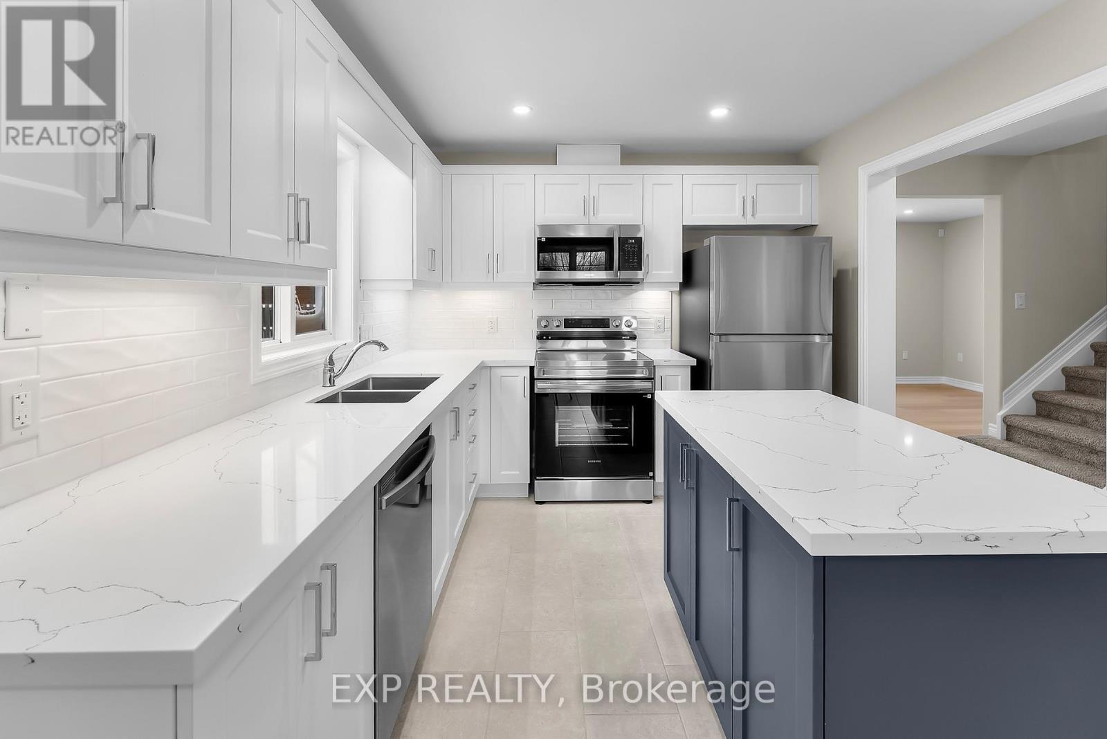 8329 Atack Court, Niagara Falls (Ascot), ON - Indoor Photo Showing Kitchen With Stainless Steel Kitchen With Double Sink With Upgraded Kitchen