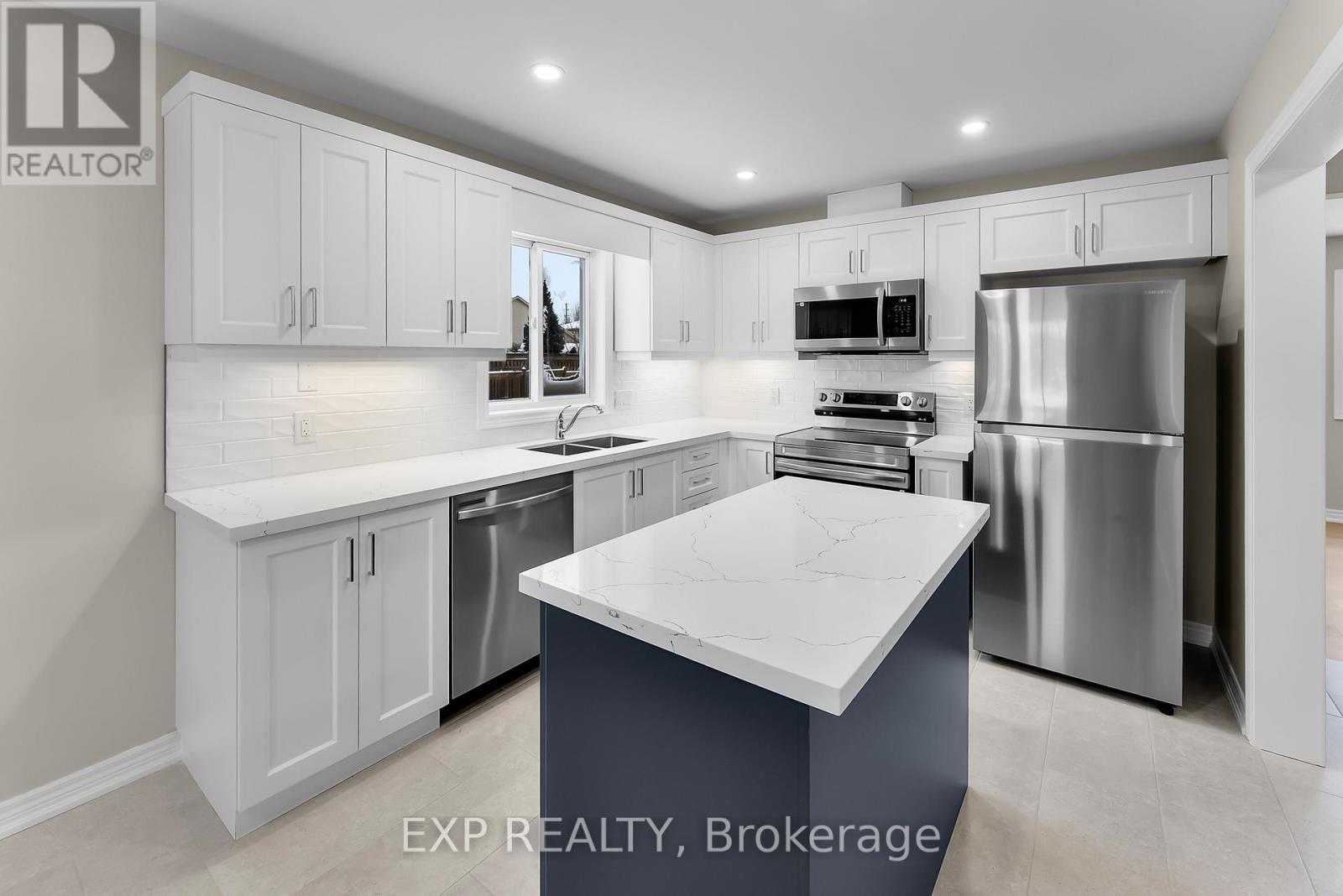8329 Atack Court, Niagara Falls (Ascot), ON - Indoor Photo Showing Kitchen With Stainless Steel Kitchen With Double Sink