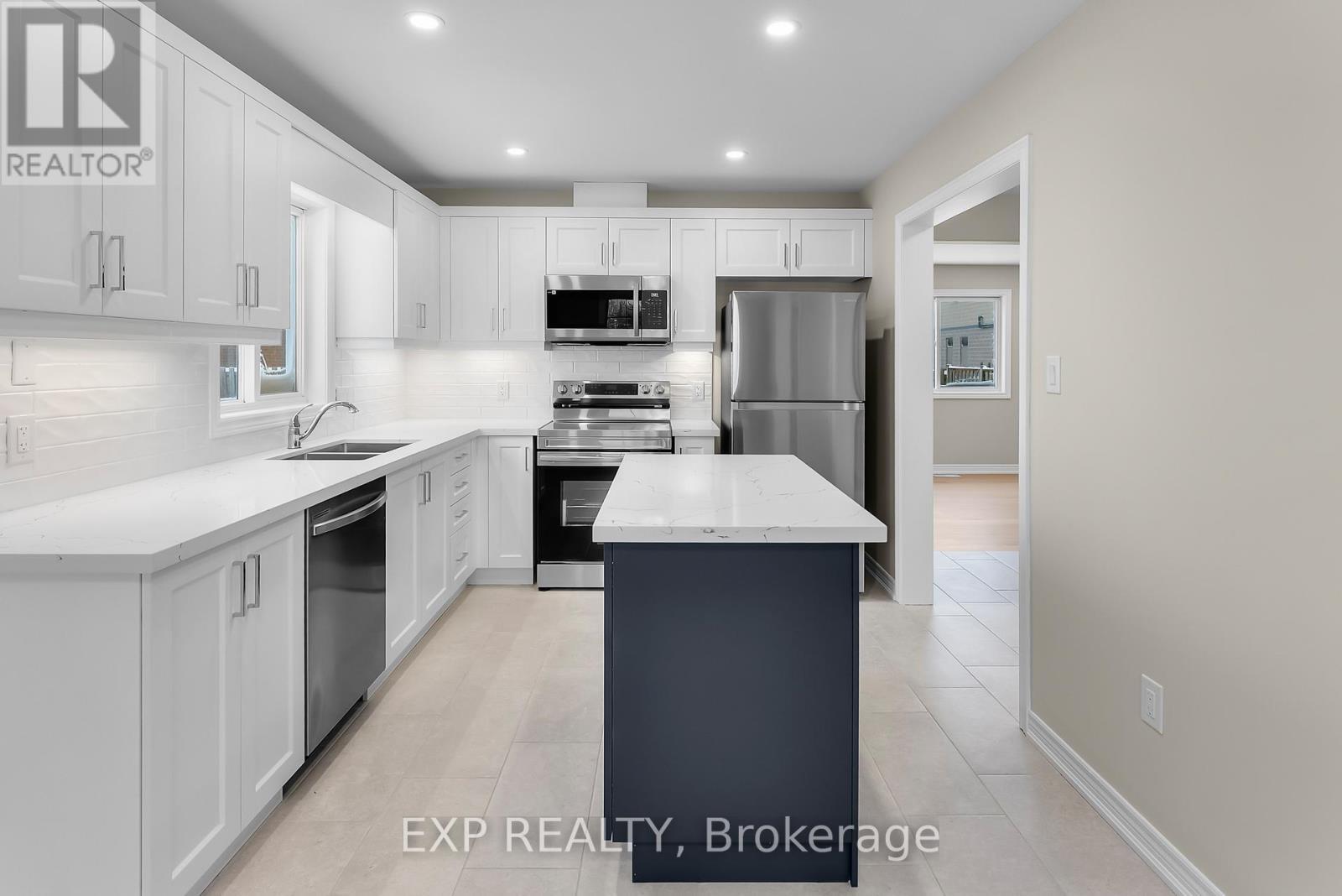 8329 Atack Court, Niagara Falls (Ascot), ON - Indoor Photo Showing Kitchen With Stainless Steel Kitchen With Double Sink With Upgraded Kitchen