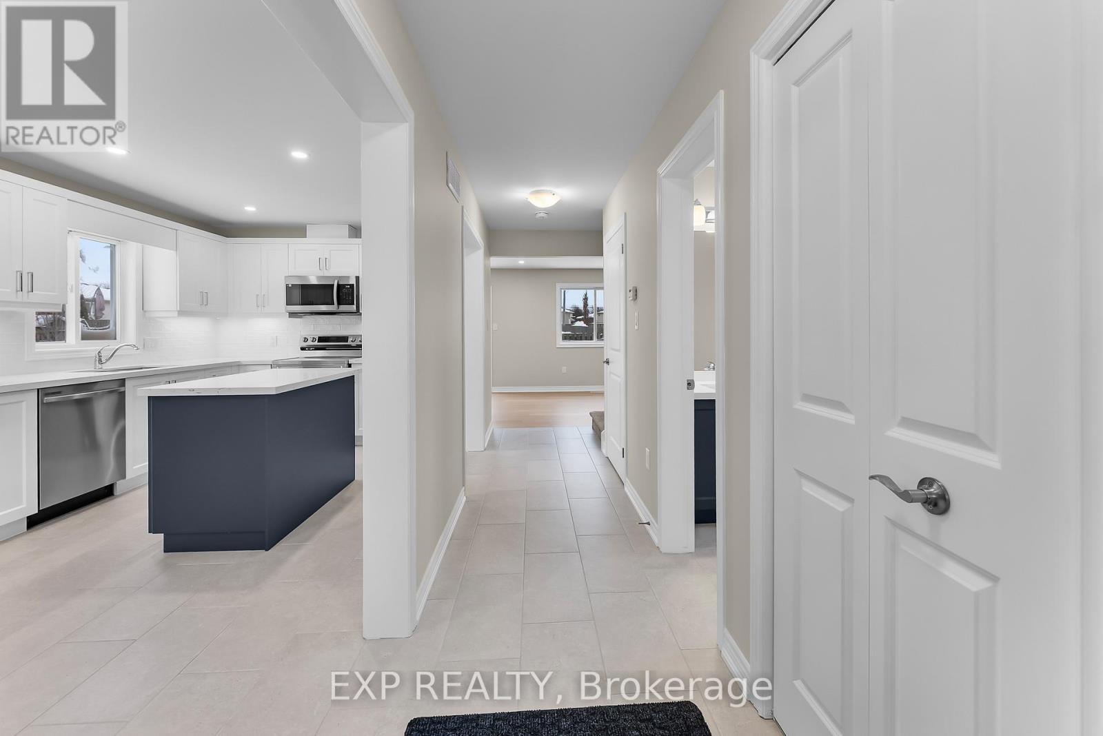 8329 Atack Court, Niagara Falls (Ascot), ON - Indoor Photo Showing Kitchen