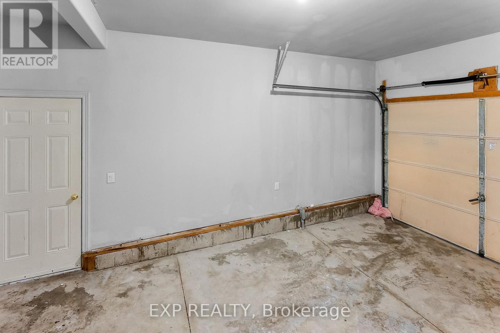 8329 Atack Court, Niagara Falls (Ascot), ON - Indoor Photo Showing Garage