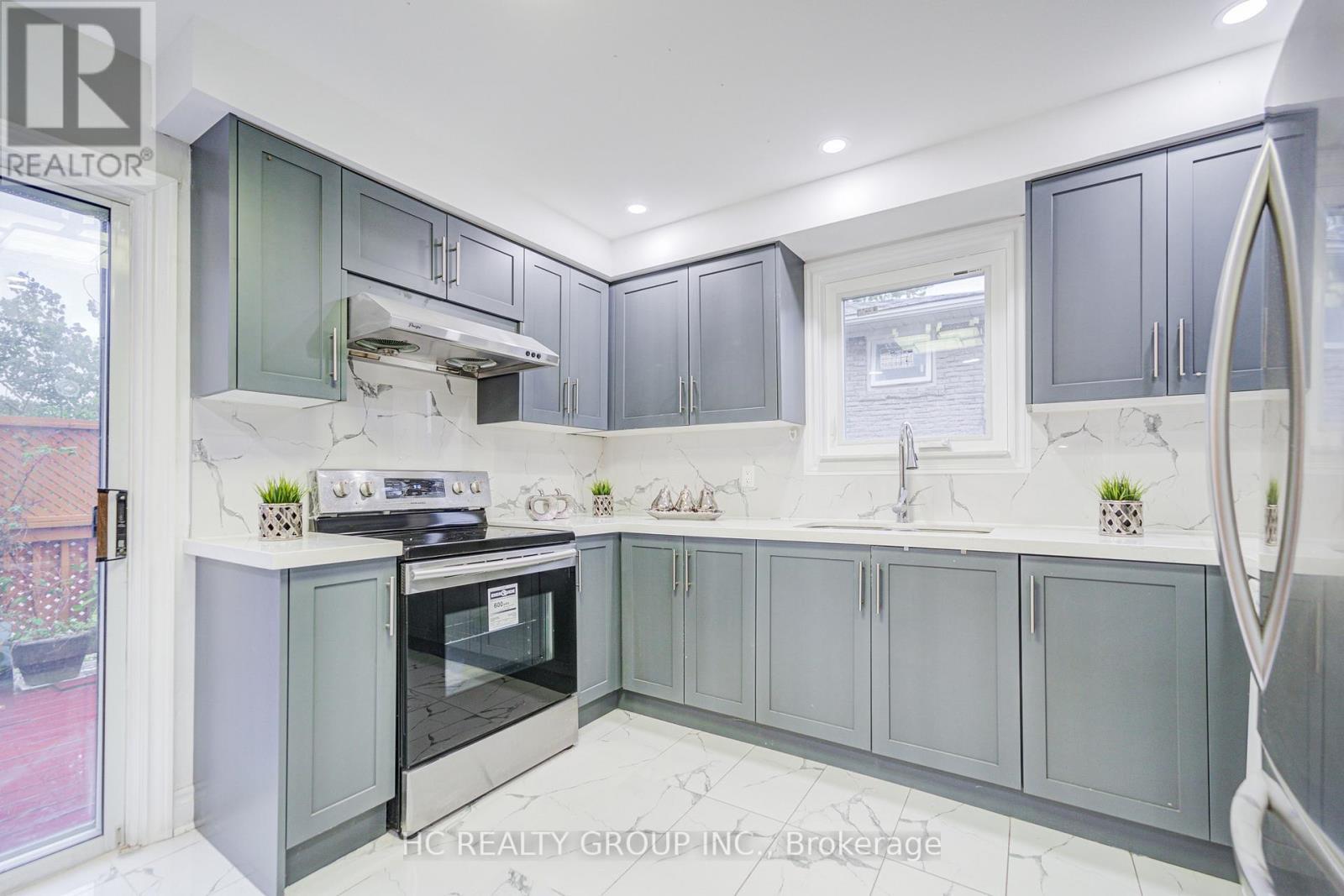 23 Boarhill Drive, Toronto, ON - Indoor Photo Showing Kitchen