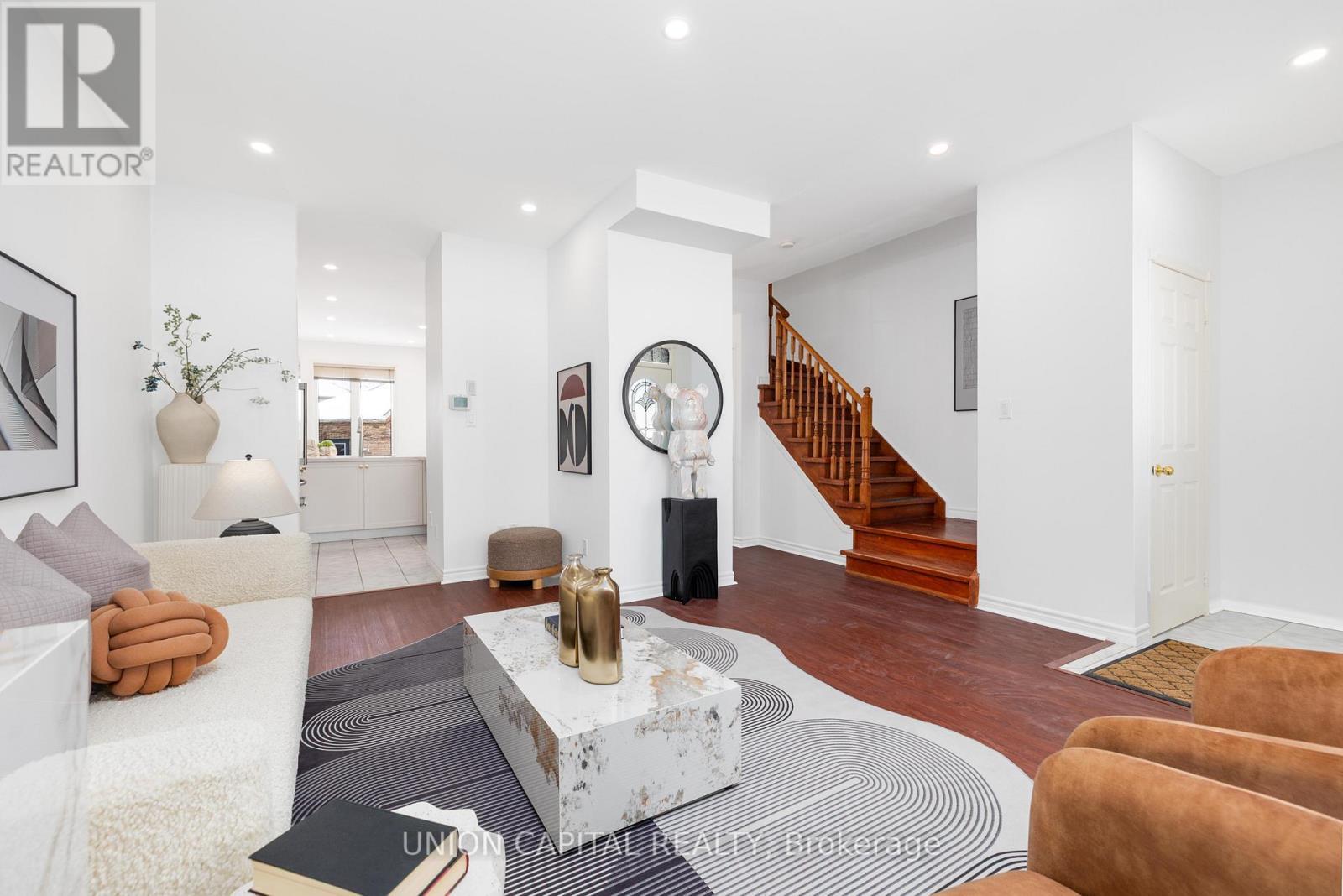 29 Queen'S Plate Drive, Markham, ON - Indoor Photo Showing Living Room