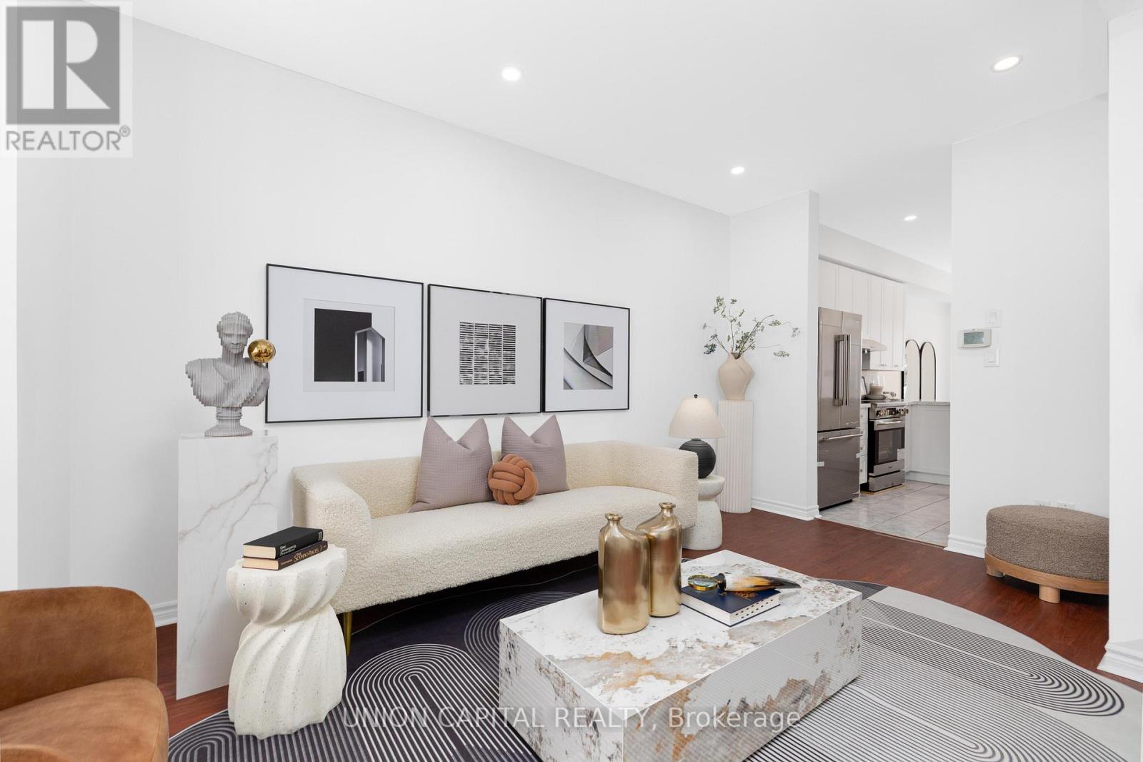 29 Queen'S Plate Drive, Markham, ON - Indoor Photo Showing Living Room