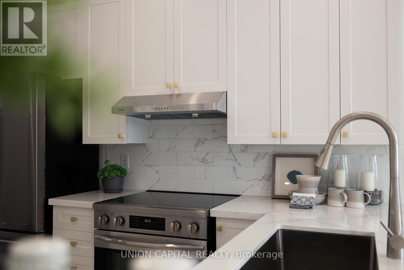 29 Queen'S Plate Drive, Markham, ON - Indoor Photo Showing Kitchen