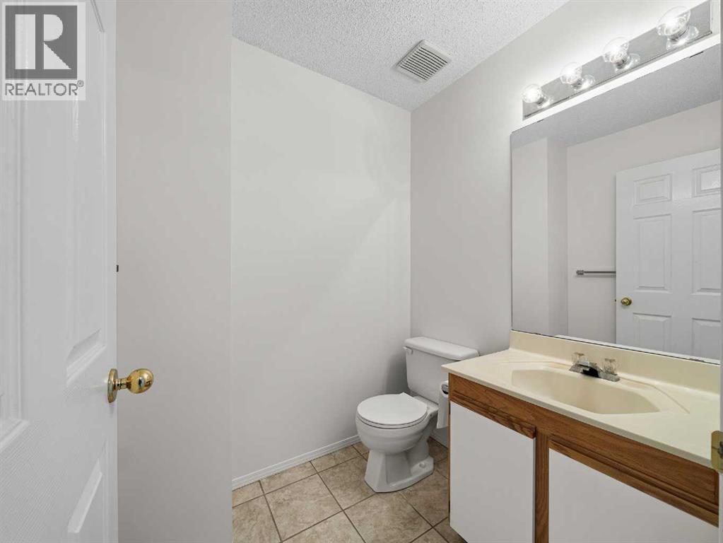 Main floor half-bath - 626 Hawkstone Manor Nw, Calgary, AB - Indoor Photo Showing Bathroom