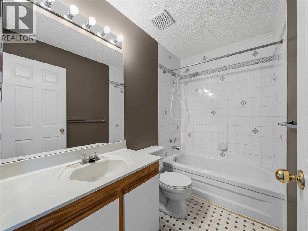 Primary Ensuite Bathroom - 626 Hawkstone Manor Nw, Calgary, AB - Indoor Photo Showing Bathroom