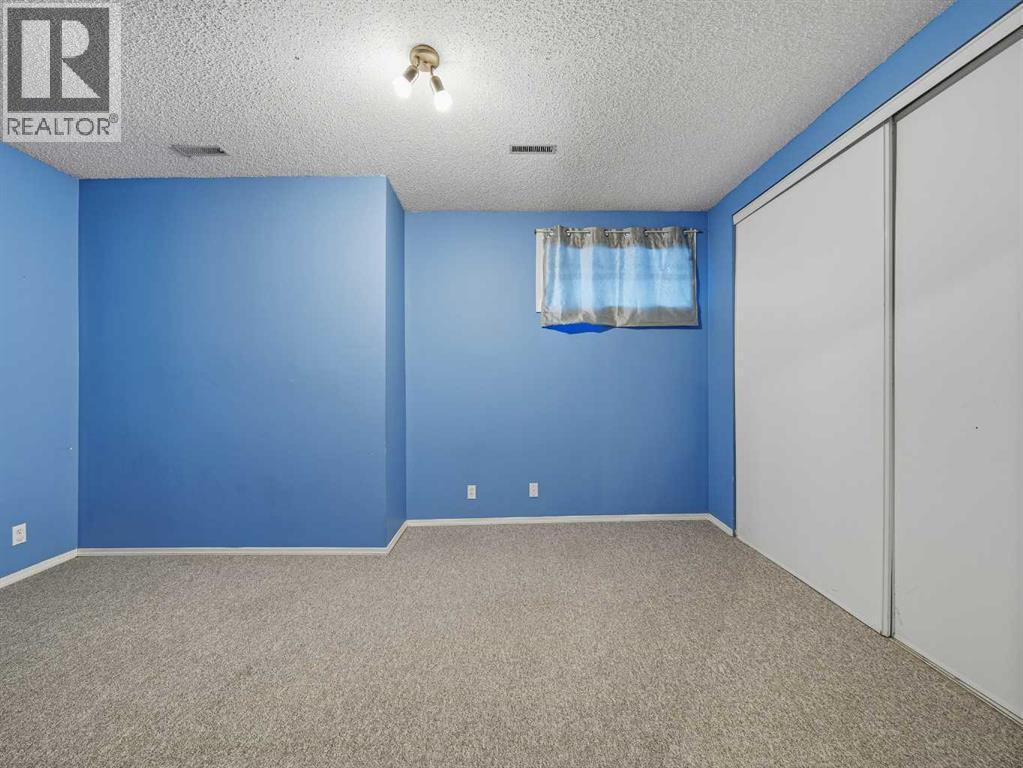 Basement Bedroom 4 - 626 Hawkstone Manor Nw, Calgary, AB - Indoor Photo Showing Other Room