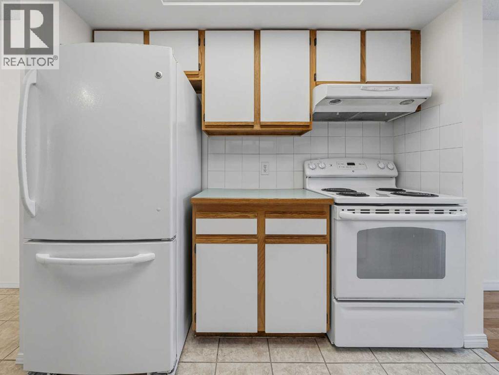 626 Hawkstone Manor Nw, Calgary, AB - Indoor Photo Showing Kitchen