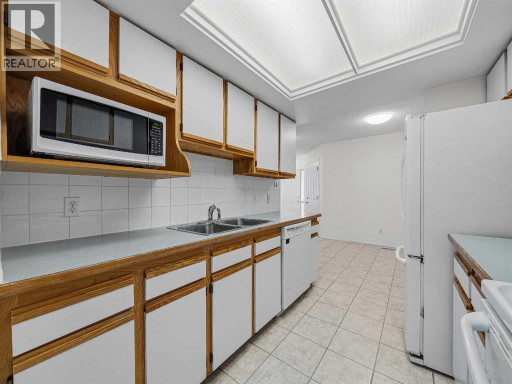 626 Hawkstone Manor Nw, Calgary, AB - Indoor Photo Showing Kitchen With Double Sink