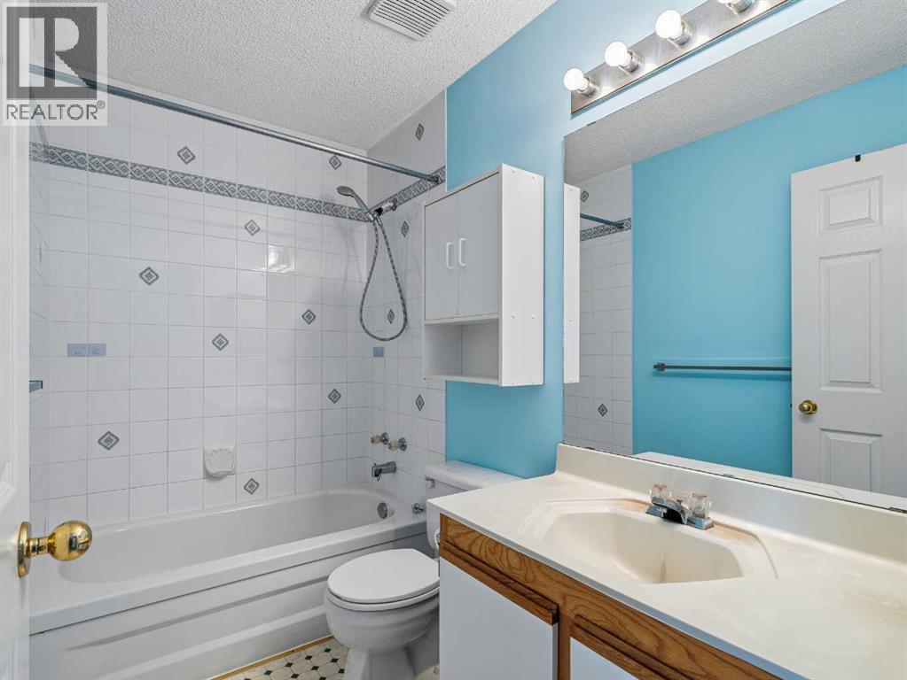 Upstairs Main Bathroom - 626 Hawkstone Manor Nw, Calgary, AB - Indoor Photo Showing Bathroom