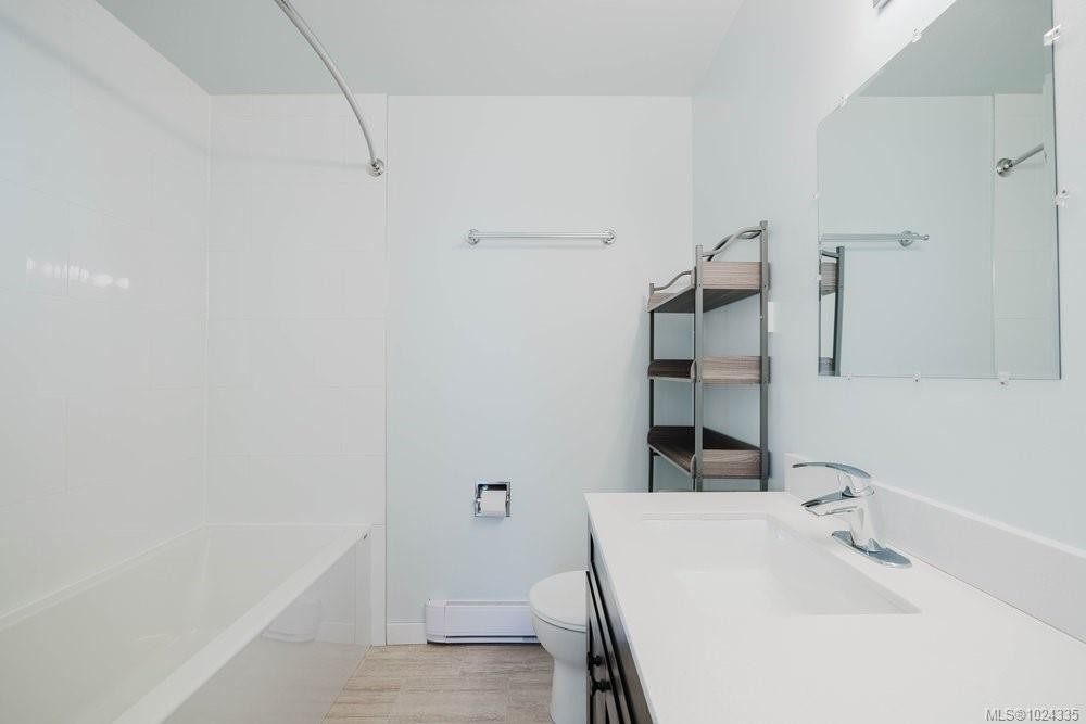 841 Old Esquimalt Rd, Esquimalt, BC - Indoor Photo Showing Bathroom