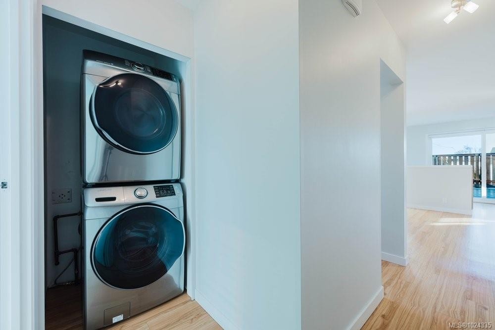 841 Old Esquimalt Rd, Esquimalt, BC - Indoor Photo Showing Laundry Room