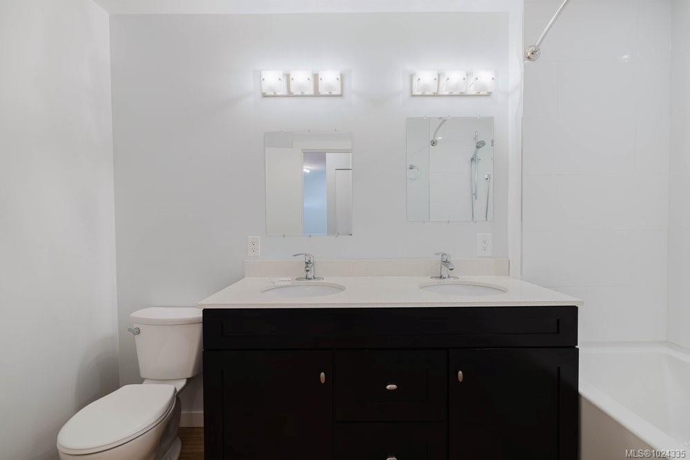 841 Old Esquimalt Rd, Esquimalt, BC - Indoor Photo Showing Bathroom