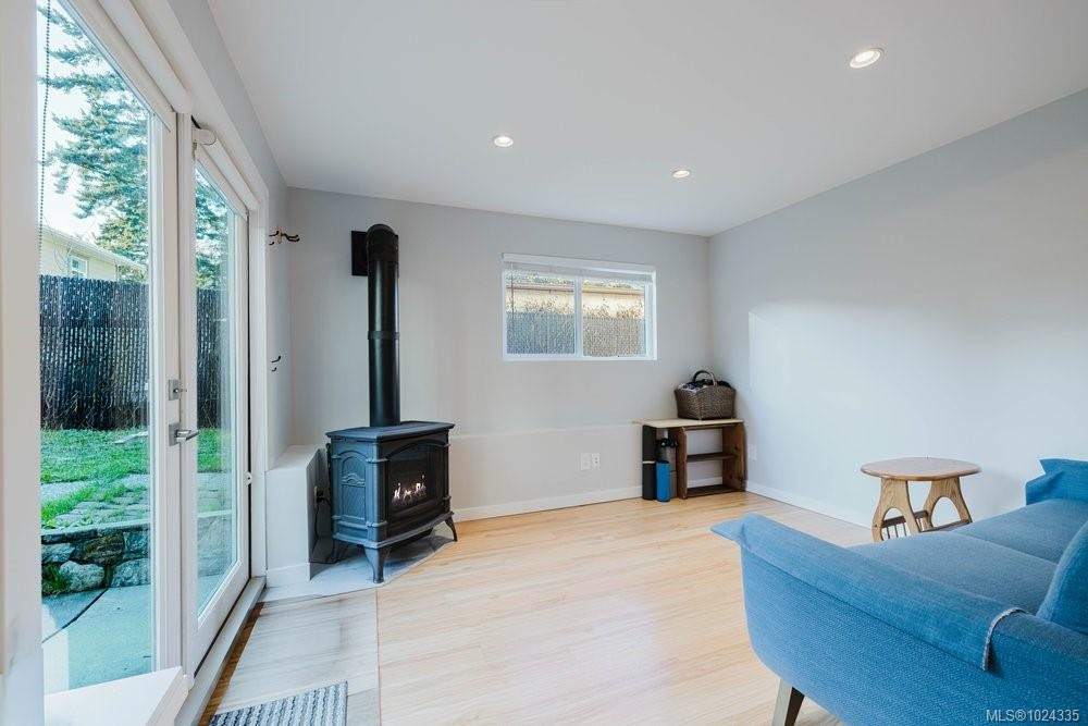841 Old Esquimalt Rd, Esquimalt, BC - Indoor Photo Showing Living Room