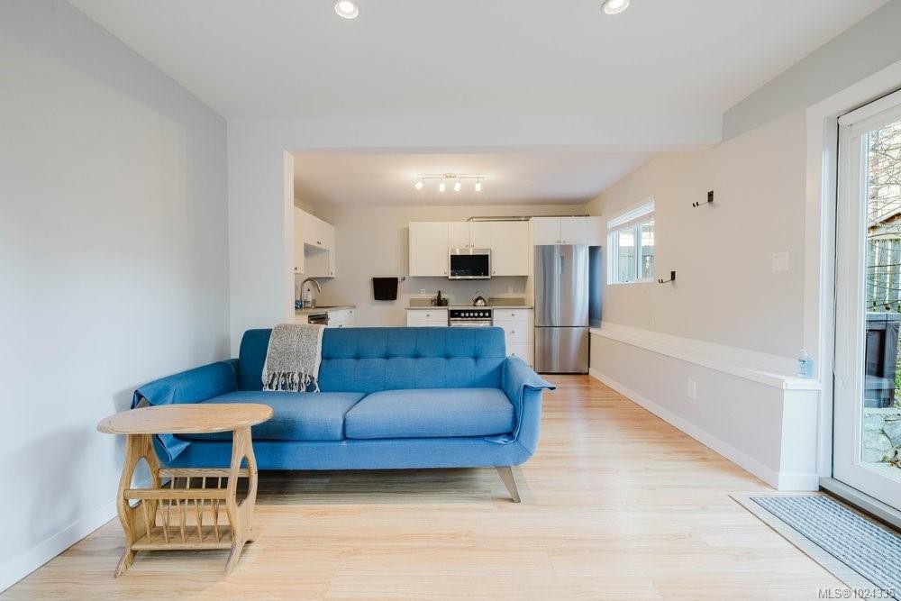 841 Old Esquimalt Rd, Esquimalt, BC - Indoor Photo Showing Living Room
