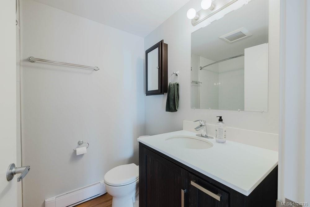 841 Old Esquimalt Rd, Esquimalt, BC - Indoor Photo Showing Bathroom