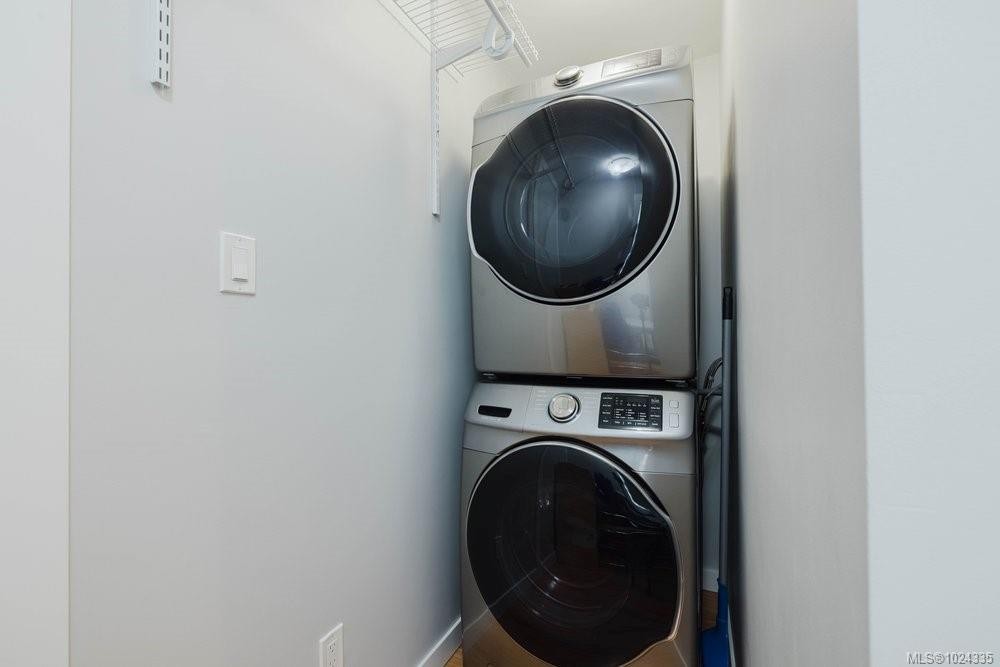 841 Old Esquimalt Rd, Esquimalt, BC - Indoor Photo Showing Laundry Room